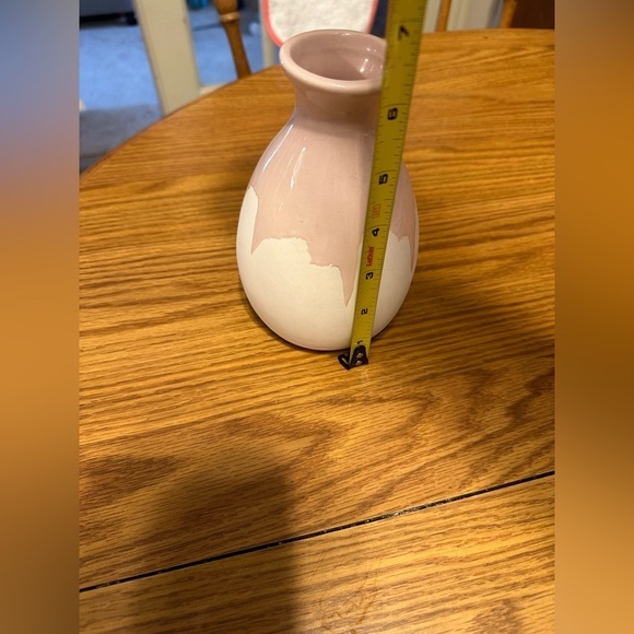 Isacc Mizrahi pink and white vase. NWOT - Picture 3 of 5